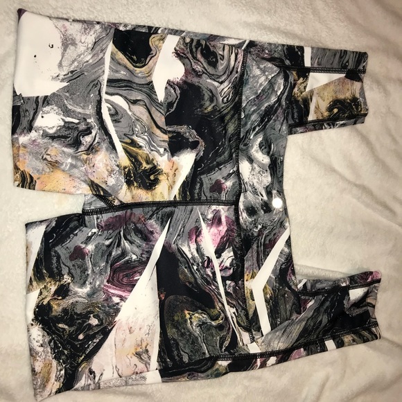 🚨🚨 SOLD 🚨🚨 Marble athletic leggings - Picture 5 of 7